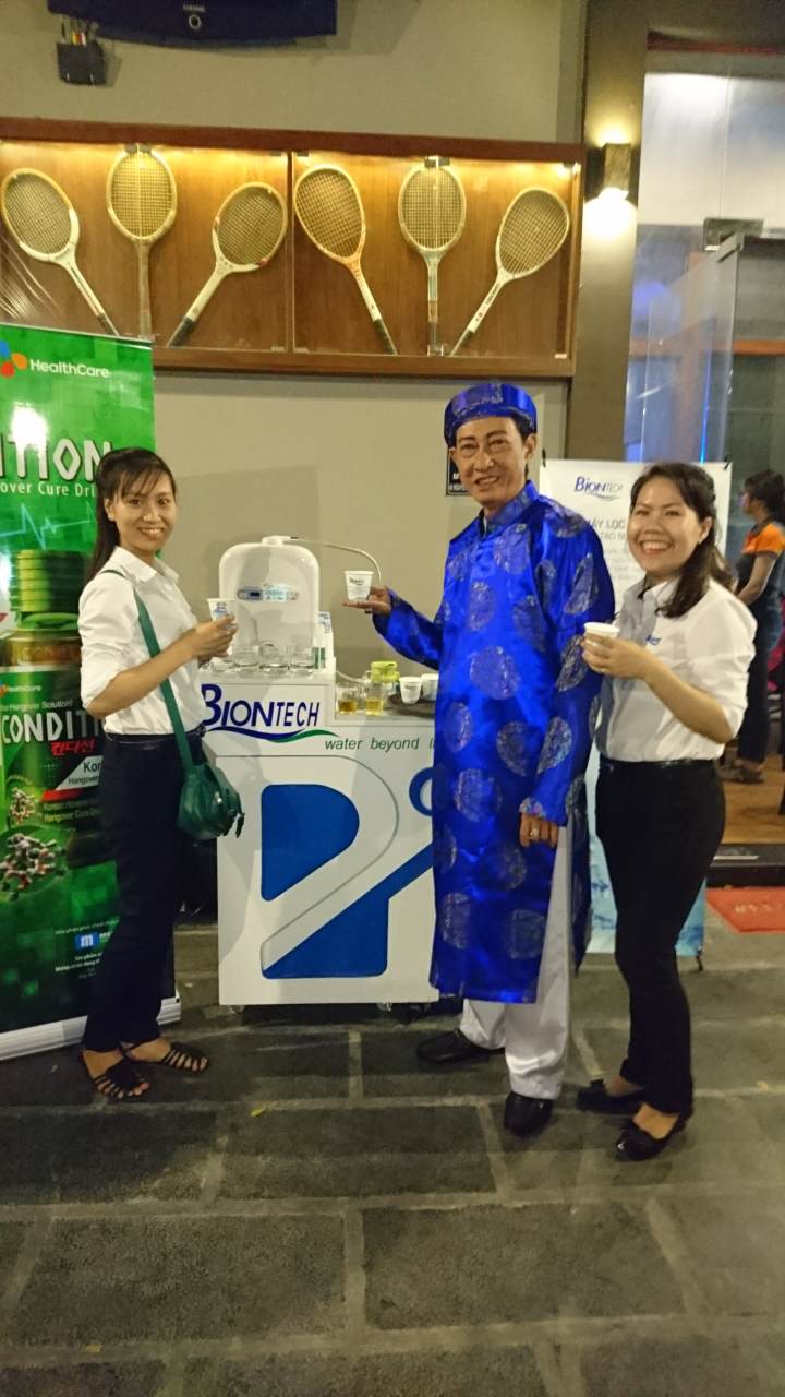 Nghệ sỹ Lê Bình với Máy tạo nước Pi tại chương trình ca nhạc từ thiện ủng hộ bệnh nhân nghèo