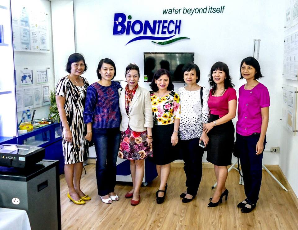 Các chị dược sỹ; bác sỹ, Giám Đốc và các trưởng phòng của TTDD TPHCM Tới        thăm showroom Máy tạo nước Pi